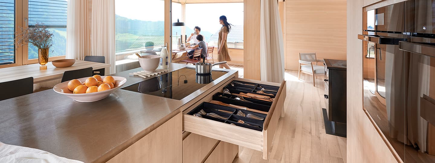 Ящик со скрытыми направляющими Blum Movento в кухонном интерьере