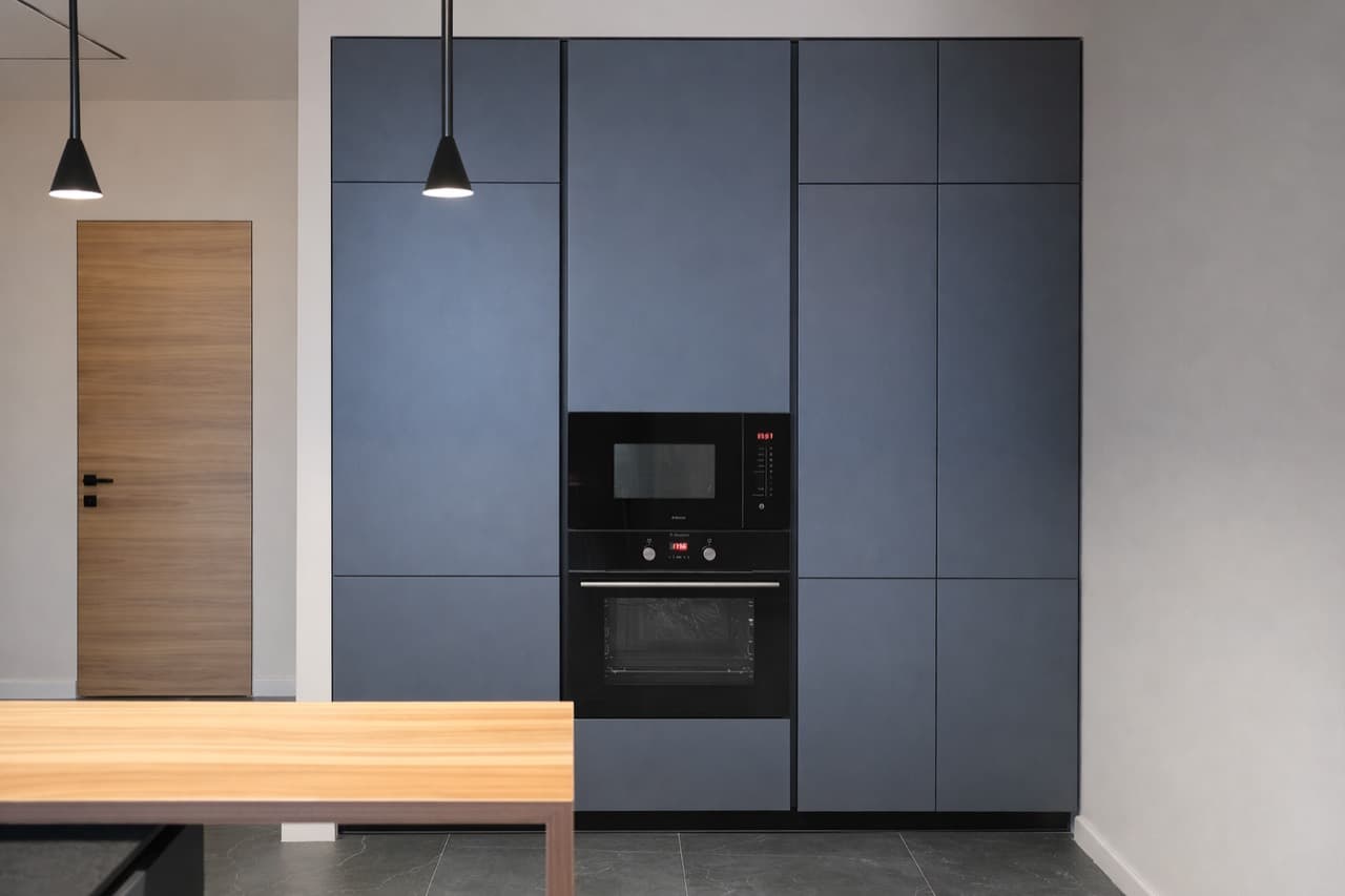 Премиальная встроенная кухня Baron с архитектурной композицией и графитовыми фасадами